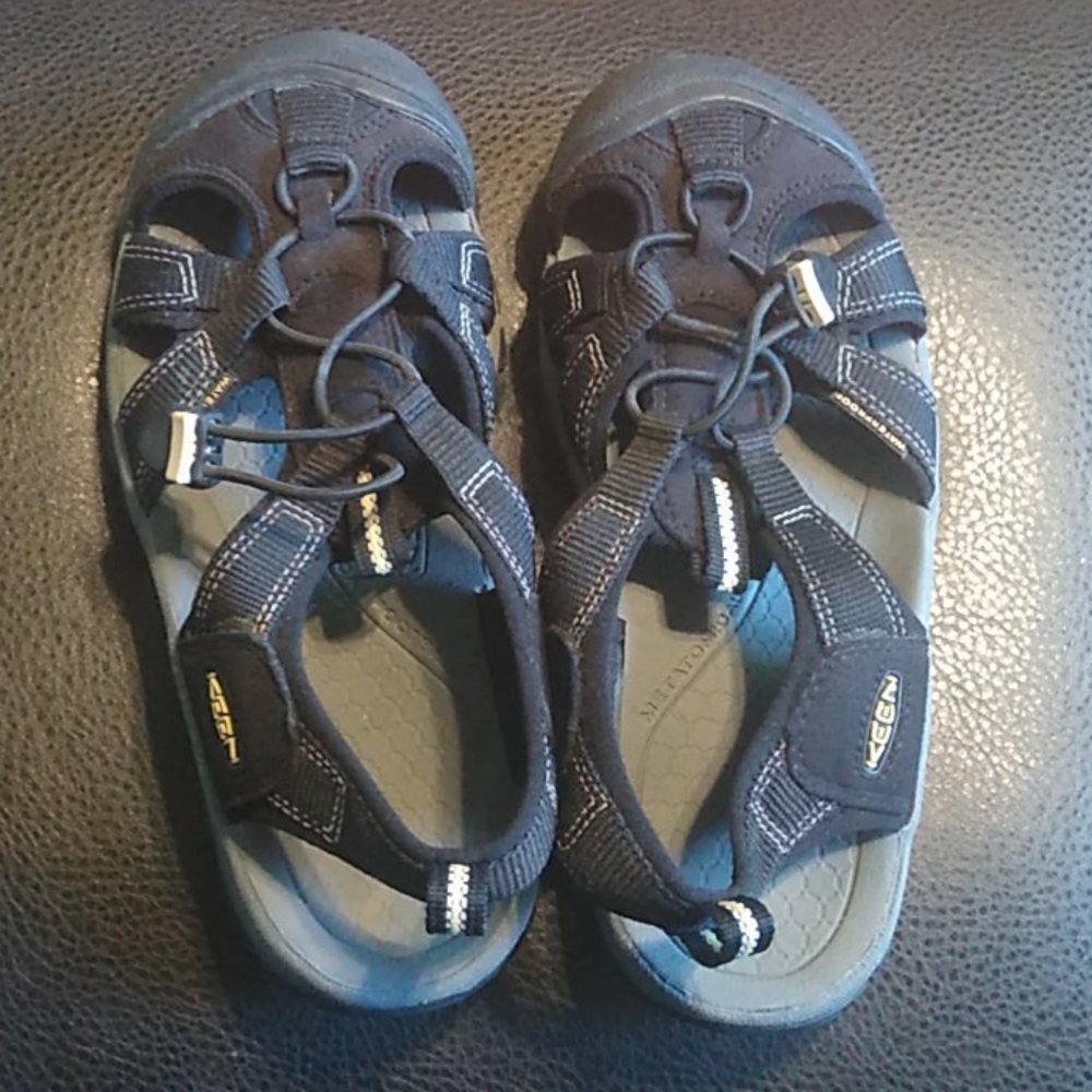Size 7.5 Keen sandals